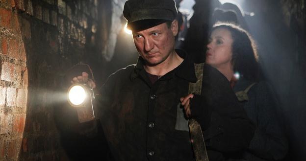 Robert Więckiewicz - jako "polski Schindler" - w scenie z filmu "W ciemności" /materiały prasowe