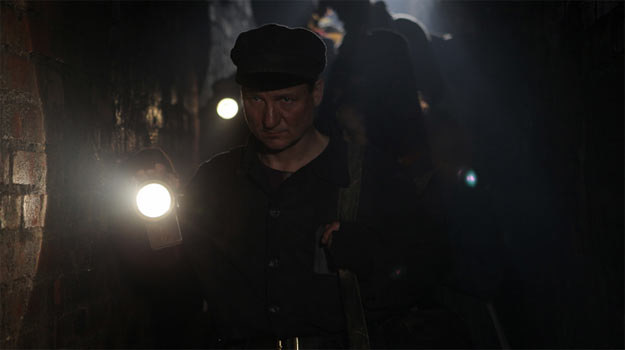 Robert Więckiewicz mówi w filmie "W ciemności" z lwowskim akcentem /materiały dystrybutora