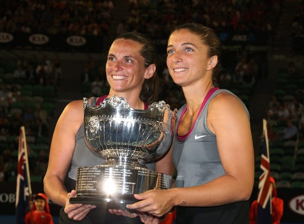 Roberta Vinci (po lewej) i Sara Errani z trofeum /Mark Dadswell /PAP/EPA