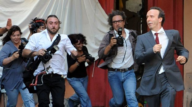 Roberto Benigni ucieka przed tłumem paparazzich? To tylko scena z nowego filmu Woody'ego Allena /AFP