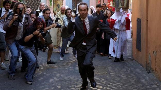 Roberto Benigni w scenie z filmu "Zakochani w Rzymie" /materiały dystrybutora