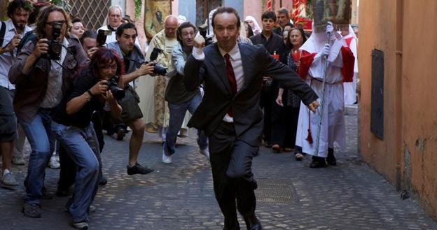 Roberto Benigni w scenie z filmu "Zakochani w Rzymie" /materiały dystrybutora