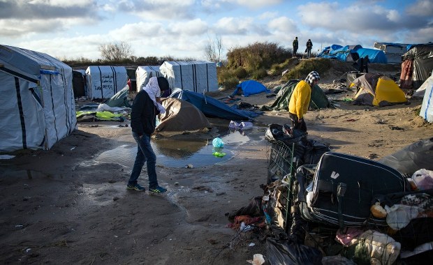 Robią „potop”, by powstrzymać uchodźców szturmujących Eurotunel