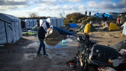 Robią „potop”, by powstrzymać uchodźców szturmujących Eurotunel