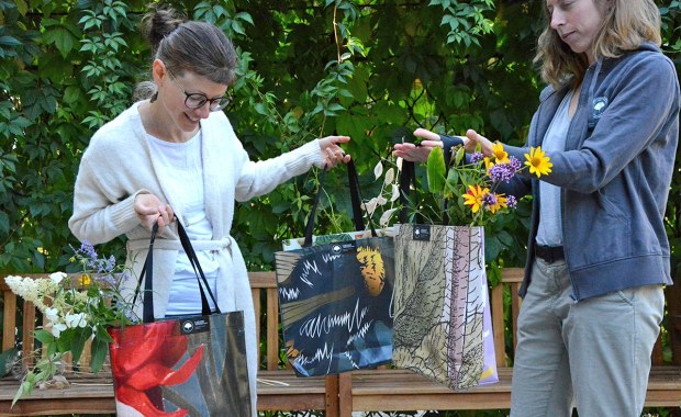 Robią torby z banerów reklamowych. Zobacz! 