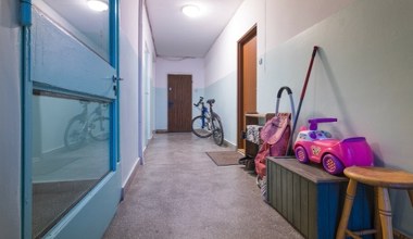 Robią z klatek schodowych prywatne składziki. Mandaty idą w tysiące