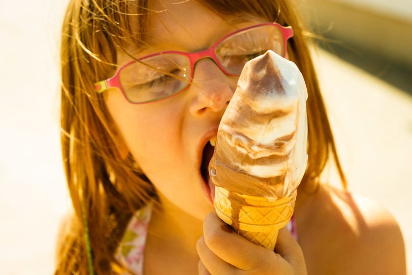Robiąc domowe lody, mamy pewność, że są zdrowe i bez "chemii" /123RF/PICSEL