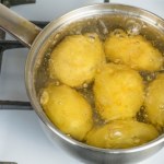 Robię to z ziemniakami zaraz po obraniu. Dzięki temu nigdy nie ciemnieją 