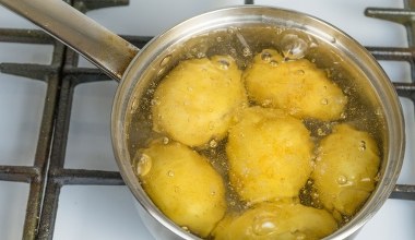 Robię to z ziemniakami zaraz po obraniu. Dzięki temu nigdy nie ciemnieją 