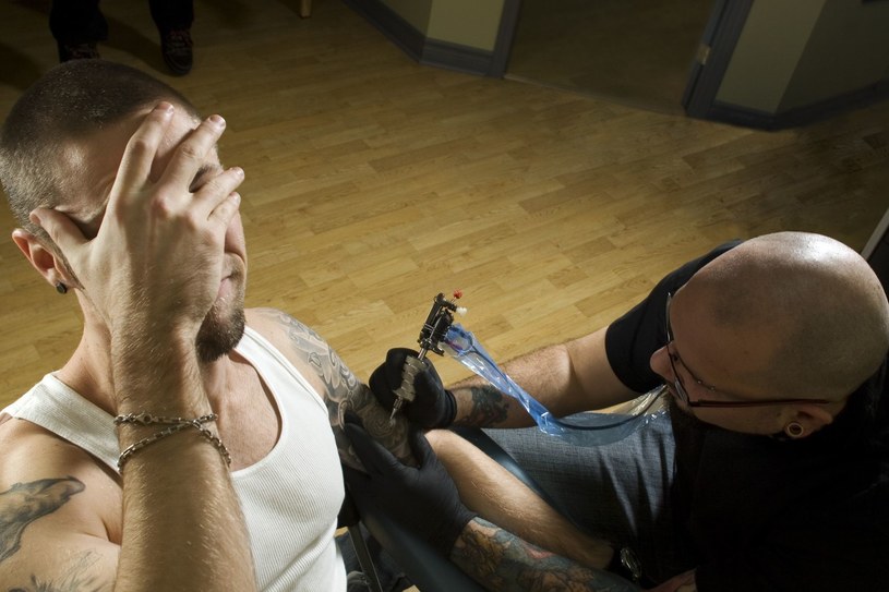 Robienie tatuażu pod wpływem alkoholu może być prawdziwą udręką... /123RF/PICSEL
