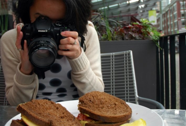 Robienie zdjęcia zmniejsza szansę, że będziemy się objadać niezdrowym jedzeniem /123RF/PICSEL