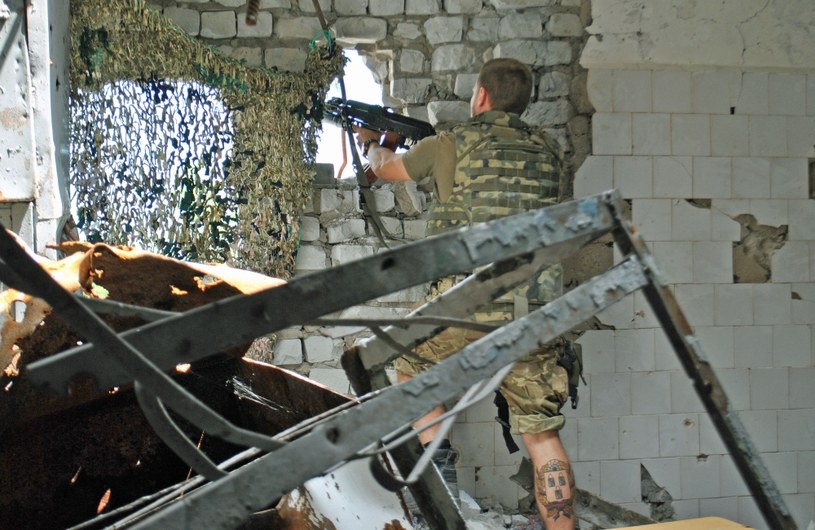 "Robiłem mu zdjęcia, widząc, jak ostrożnie podchodzi do okna i mierzy w stronę separatystycznych pozycji. Odgłos podobny do tego, jaki towarzyszy wyjęciu korka z butelki, oznaczał wystrzał". /Marcin Ogdowski /INTERIA.PL