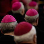 "Robimy wszystko, co możemy". Polscy biskupi ws. nadużyć seksualnych w kościele 