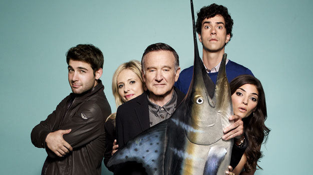Robin Williams (w środku, za rybą) w serialu "Przereklamowani" /materiały prasowe