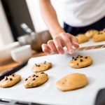 Robisz ciasto i zabrakło ci papieru do pieczenia? Tym go zastąpisz