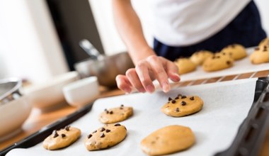 Robisz ciasto i zabrakło ci papieru do pieczenia? Tym go zastąpisz