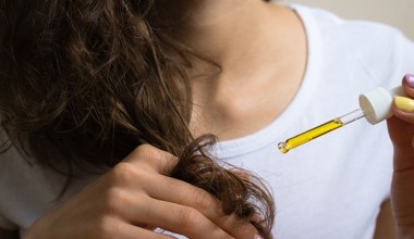 Robisz tak podczas pielęgnacji włosów? To przez to wolno rosną i wypadają