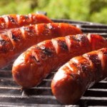Robisz to, nim położysz kiełbasę na grillu? Nie dziw się, że jest sucha i niesmaczna
