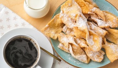 Robisz to przy smażeniu faworków? To dlatego wychodzą twarde i niesmaczne 