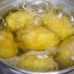 Robisz to, przygotowując ziemniaki na obiad? To dlatego tak długo się gotują