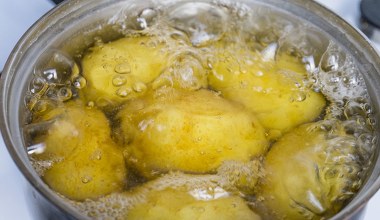 Robisz to, przygotowując ziemniaki na obiad? To dlatego tak długo się gotują