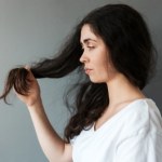 Robisz to wychodząc z domu zimą? To dlatego twoje włosy są suche i łamliwe