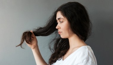 Robisz to wychodząc z domu zimą? To dlatego twoje włosy są suche i łamliwe