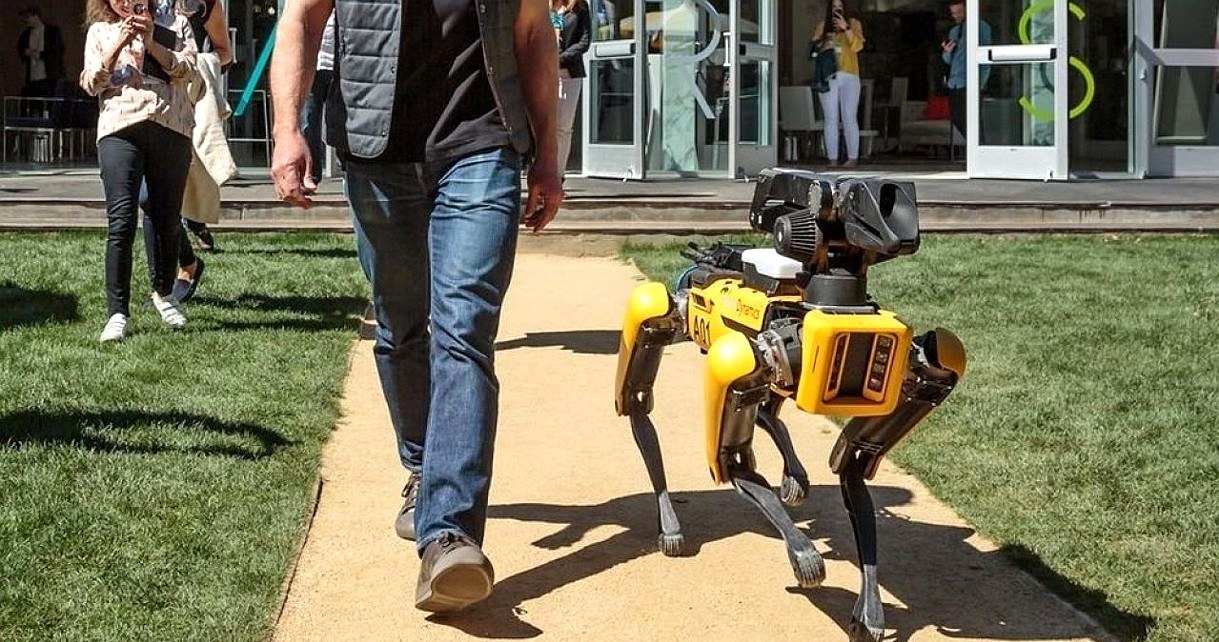 Robo-pies SpotMini od Boston Dynamics pokazał swoją wyższość nad psem /Geekweek