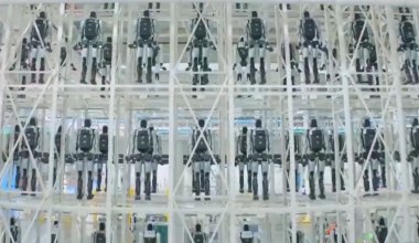 Robot co 10 min. Chiny uruchomiły innowacyjną fabrykę humanoidów