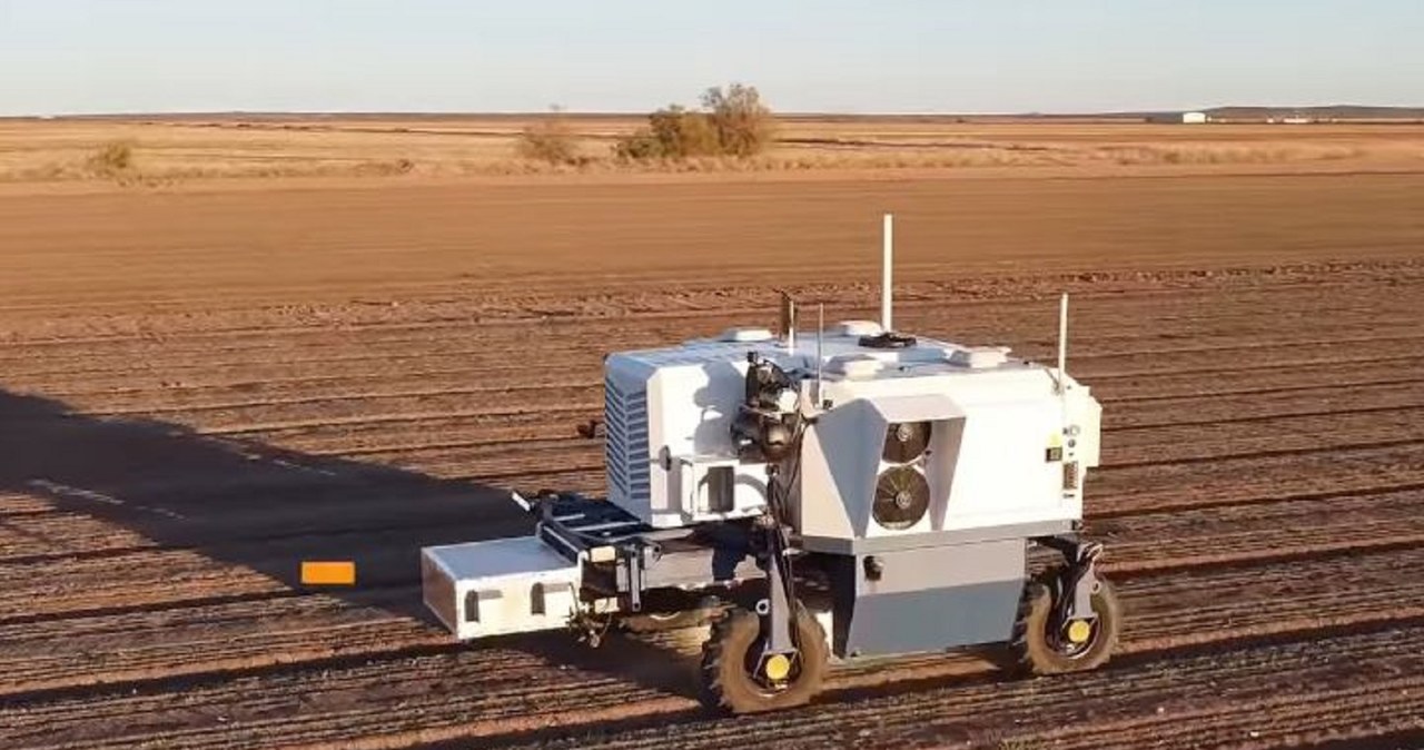 Robot do zwalczania laserem chwastów przypomina wielkością rolniczy ciągnik / foto: Carbon Robotics /domena publiczna