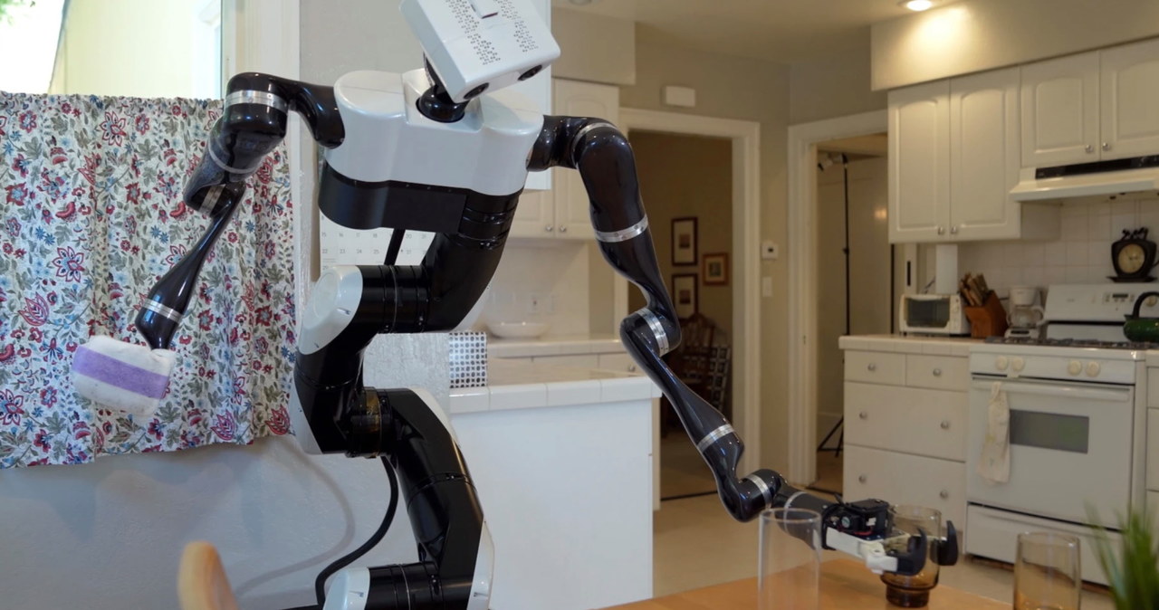 Robot domowy radzi sobie w kuchni. Fot. Toyota Research Institute /materiały prasowe