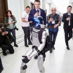 Robot humanoidalny w Sejmie. Edward Warchocki zachwycił polityków