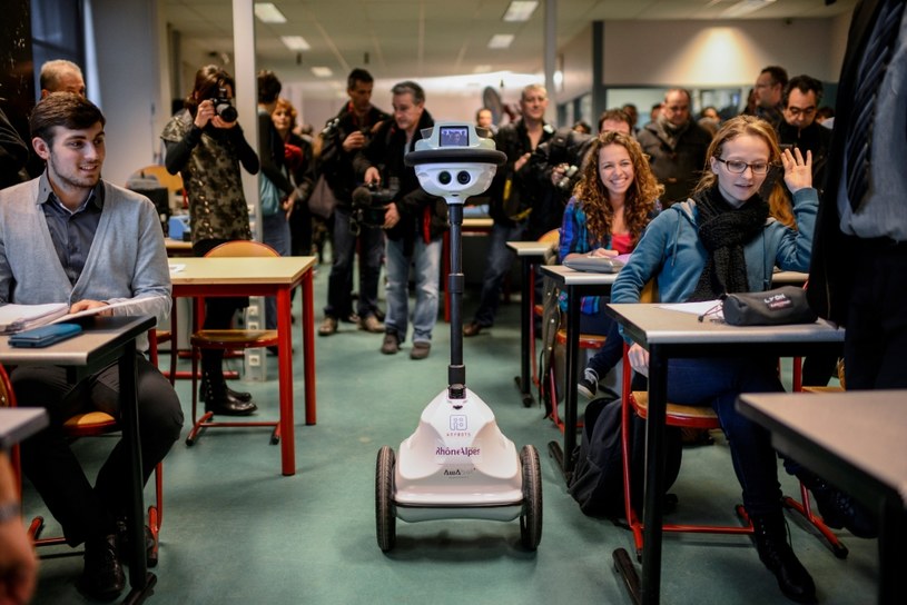 Robot-licealista podczas zajęć w szkole /AFP