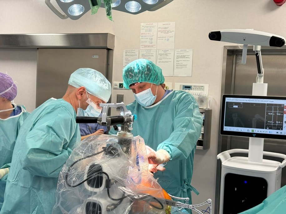 Robot ortopedyczny na sali operacyjnej /Wojskowy Szpital Kliniczny w Krakowie /
