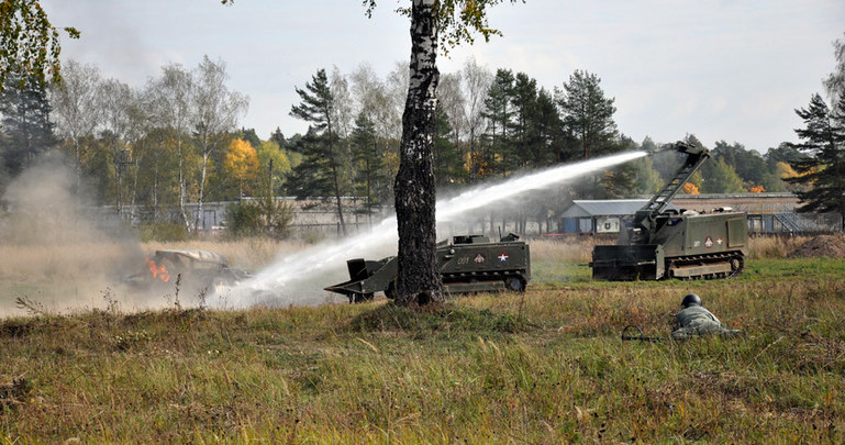 Robot pożarniczy Uran - 14 współpracujący z robotem Uran - 6. Fot. function.mil.ru /materiały prasowe