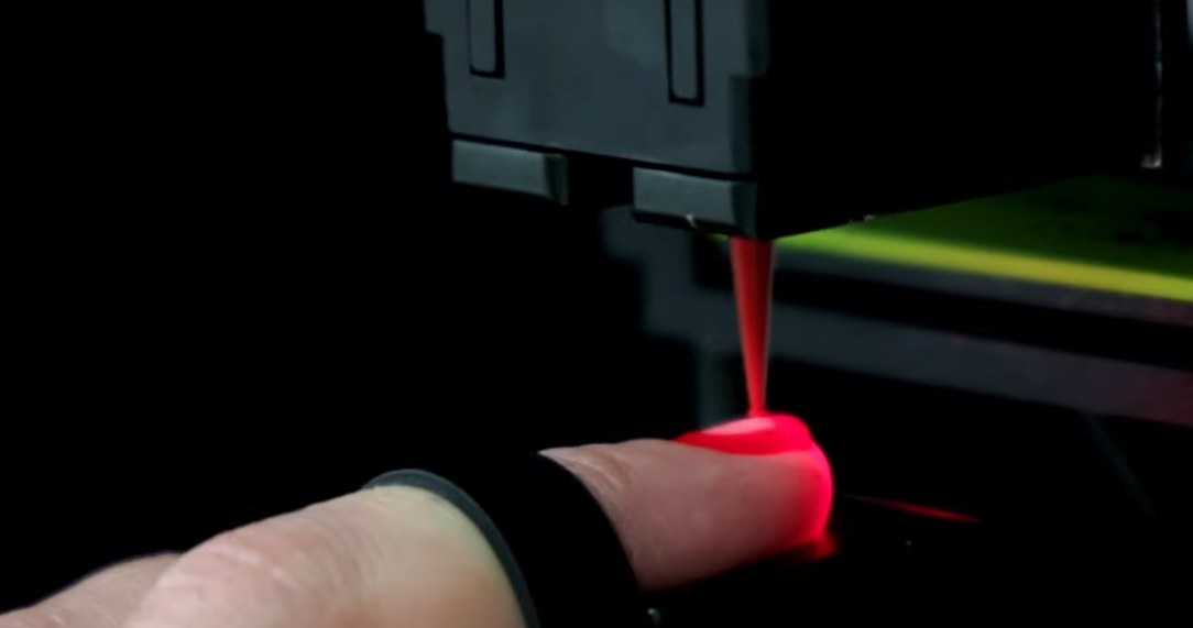 Robot precyzyjnie nanosi na paznokcie lakier. Wcześniej tworzy wirtualny obraz paznokcia. /YouTube