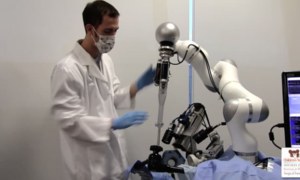 Robot przeprowadził pierwszą operację bez pomocy człowieka