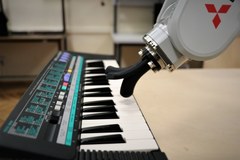 Robot Staszek gra na pianinie 