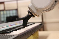 Robot Staszek gra na pianinie 