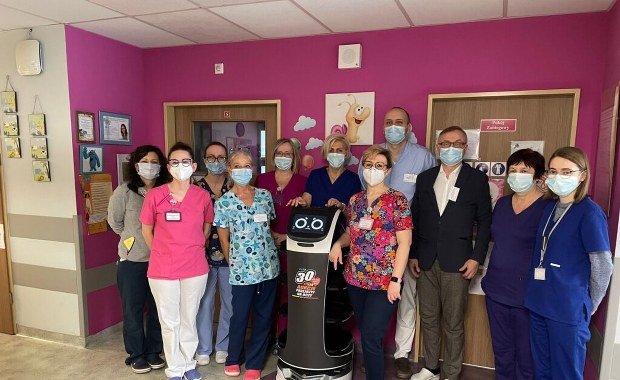 Robot wspiera małych pacjentów i personel. Pracuje w Zespole Szpitali Miejskich w Chorzowie