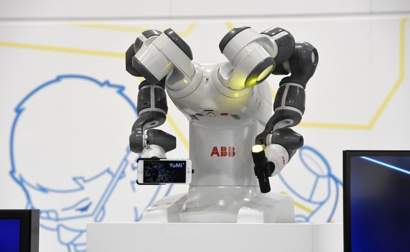 Robot Yumi służy głównie do skręcania i składania /AFP