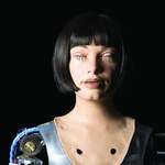 Robot z ramieniem malarskim „organizuje” wystawę własnych prac plastycznych