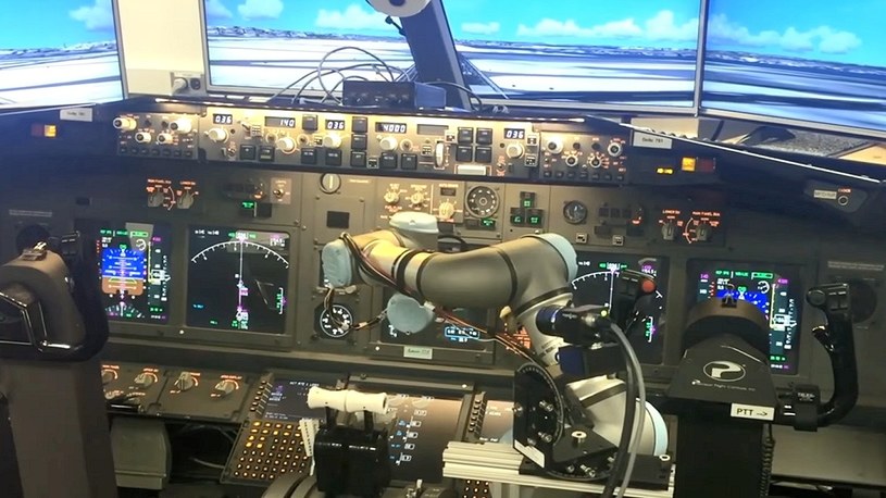 Robot ze sztuczną inteligencją od DARPA zastąpił pilota i sam lata samolotami /Geekweek