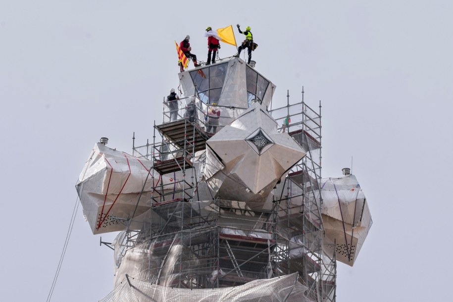 Robotnicy na szczycie bazyliki /EPA/Enric Fontcuberta /PAP