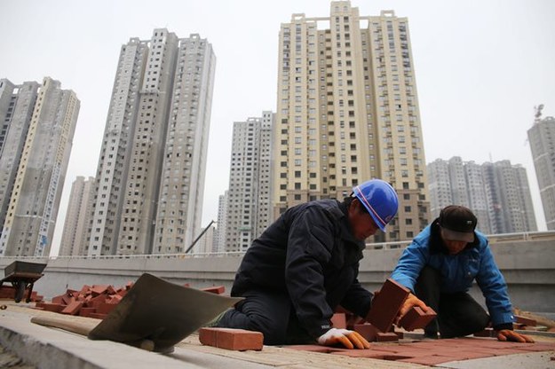 Robotnicy napływowi rozbudowauą miasta /WU HONG /PAP/EPA