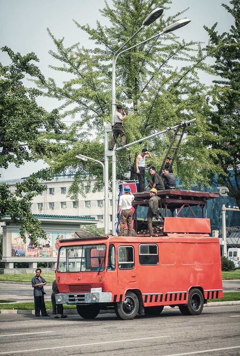 Robotnicy naprawiający latarnię. Sprzęt w Korei Północnej nie jest najnowocześniejszy /Michał Huniewicz /East News