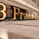 Robotnicy odkryli historyczny szyld. Ma 100 lat