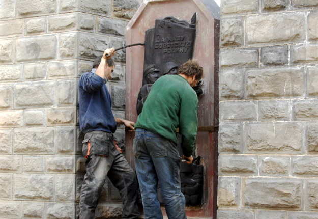 Robotnicy podczas częściowego demontażu nowosądeckiego pomnika /PAP/Grzegorz Momot /PAP