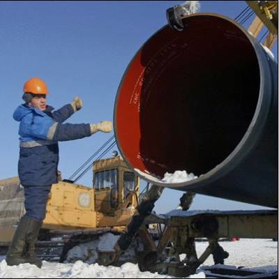 Robotnicy ustawiają pierwszy moduł Gazociągu Północnego /AFP