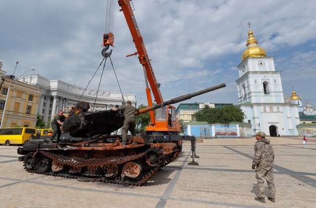 Robotnicy ustawili wrak zniszczonego rosyjskiego czołgu na placu Michajłowskim w centrum Kijowa /SERGEY DOLZHENKO /PAP/EPA